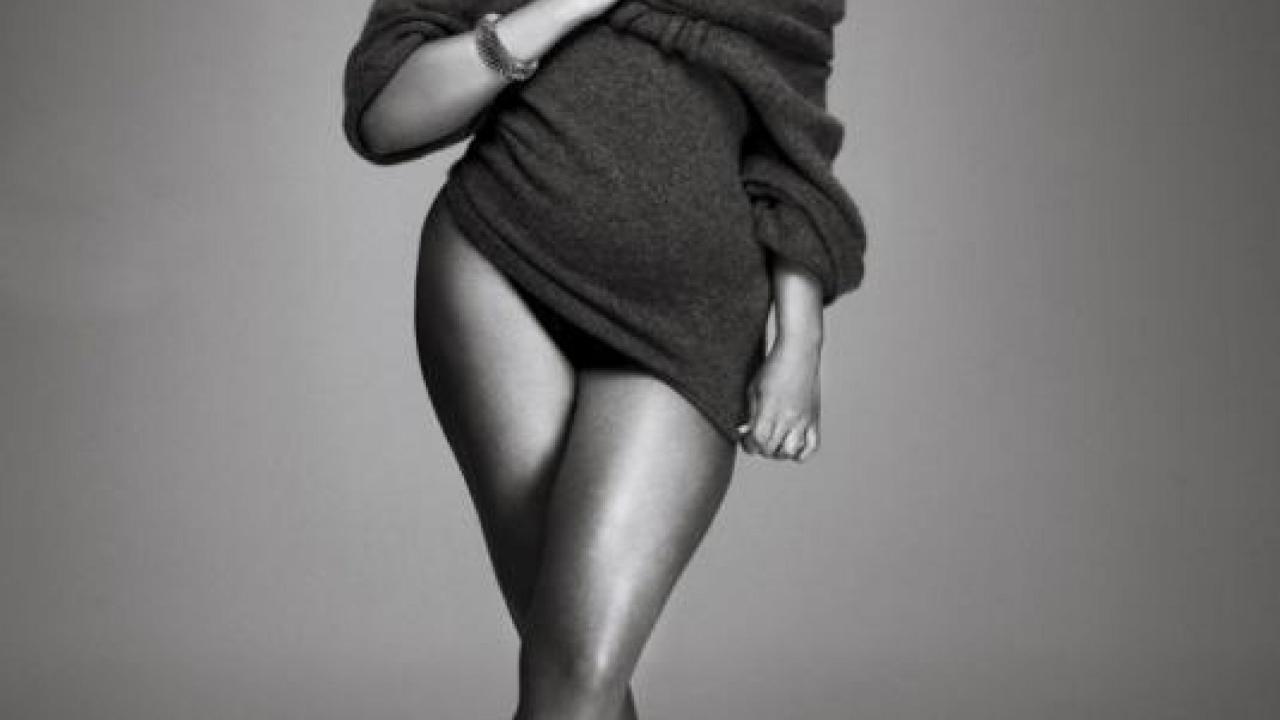 Симпатичная толстая девка устроила фотосессию раком. Оцените размер
