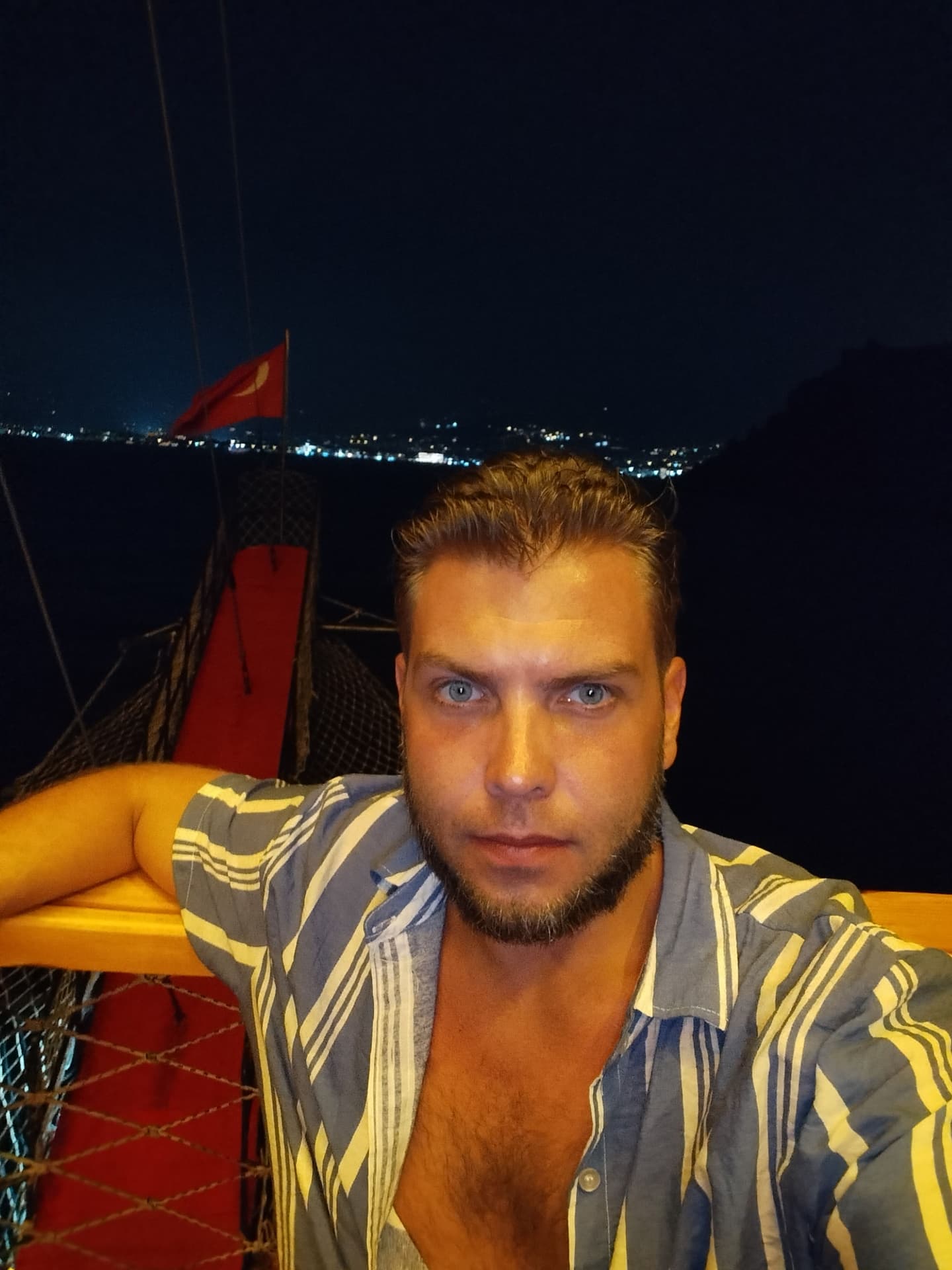 Артём